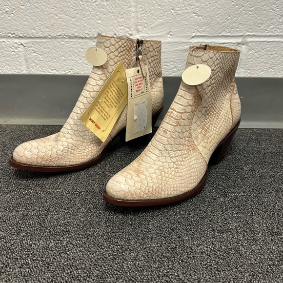 IDYLLWIND Miranda Lambert 8 Beige Snakeskin Ankle Boots - Picture 1 of 9